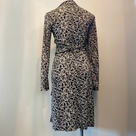 Diane Von Furstenbuerg Brown and White Silk Wrap Dress Size 6 - Picture 4 of 4